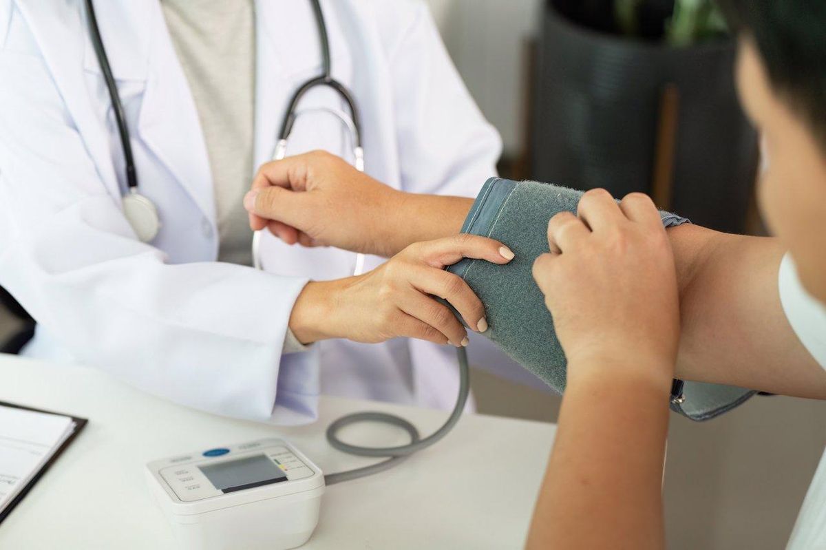 Contrôle de la tension artérielle postpartum pour surveiller les signes de pré-éclampsie.