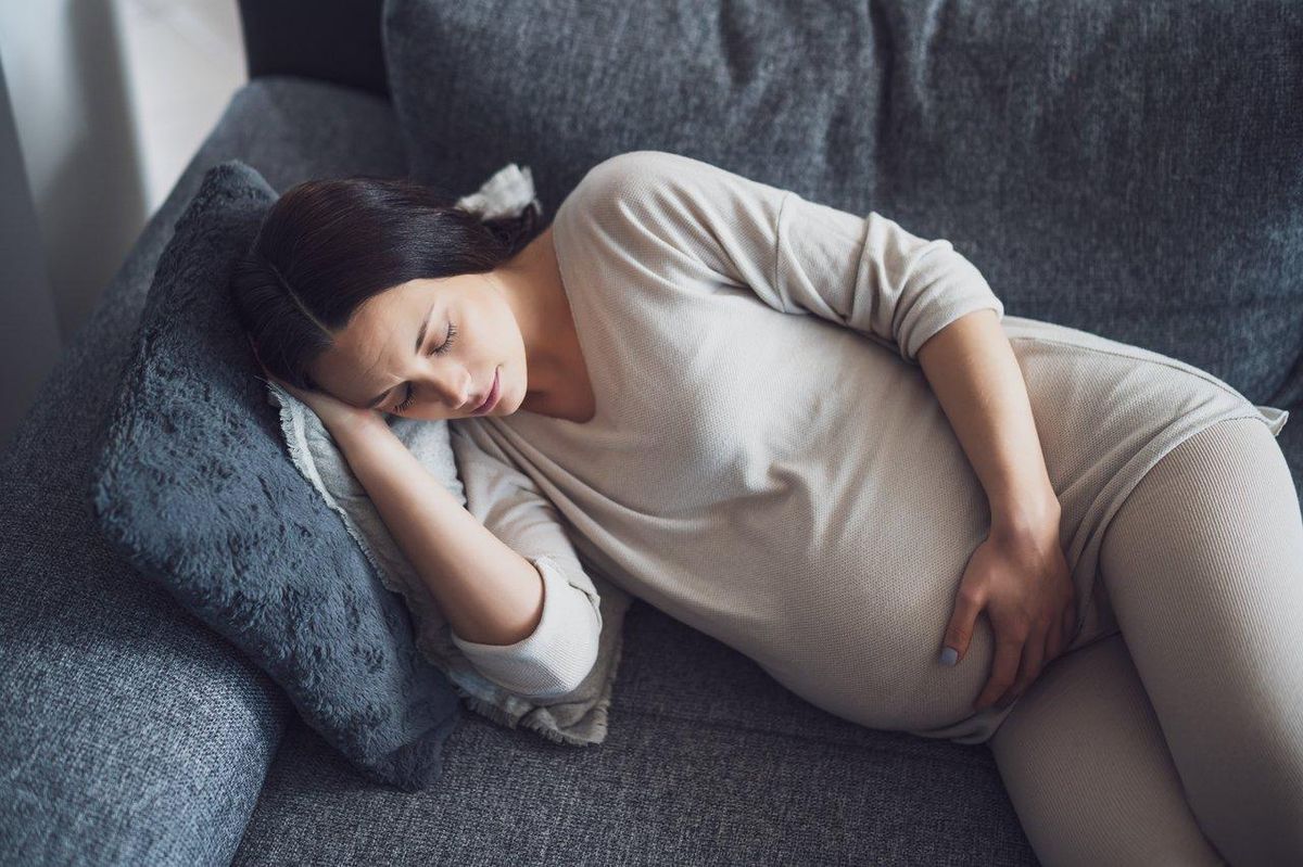 Dormir sur le côté gauche, le secret d'un repos optimal pendant la grossesse.