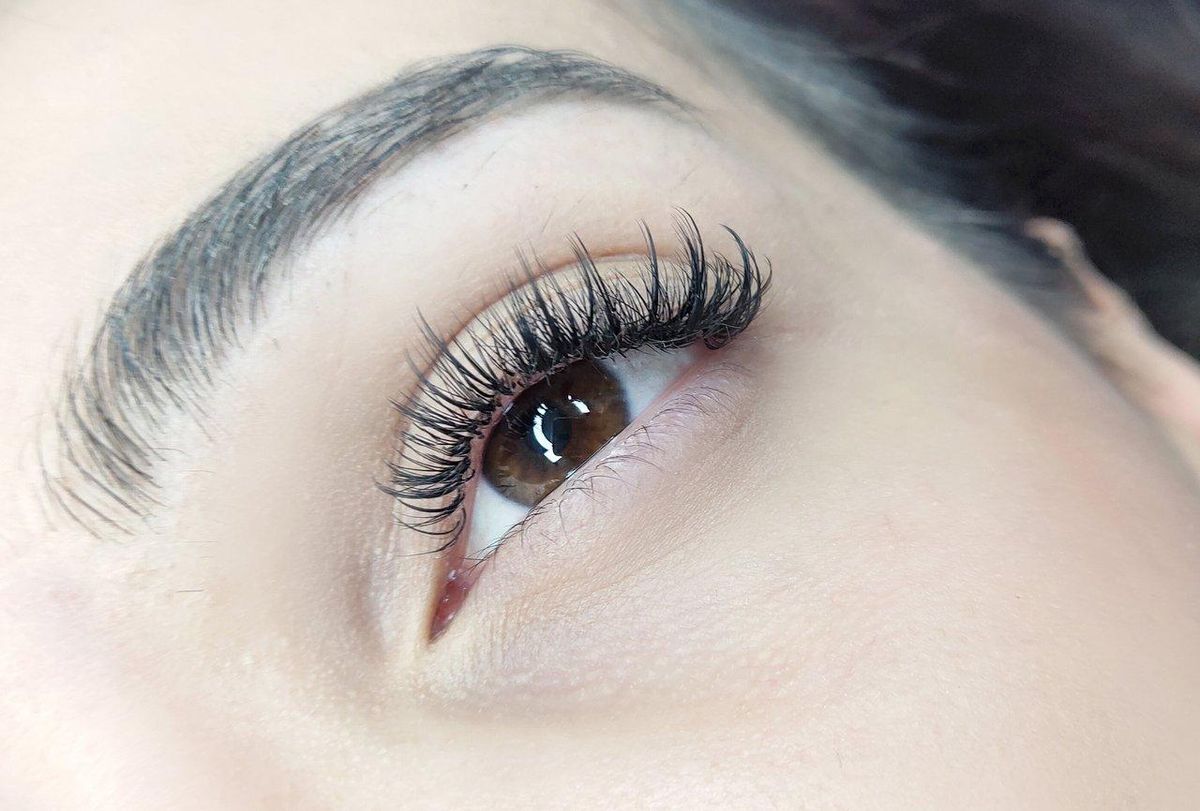 Extensions de cils hybrides naturelles pour un regard à la fois sophistiqué et subtil.