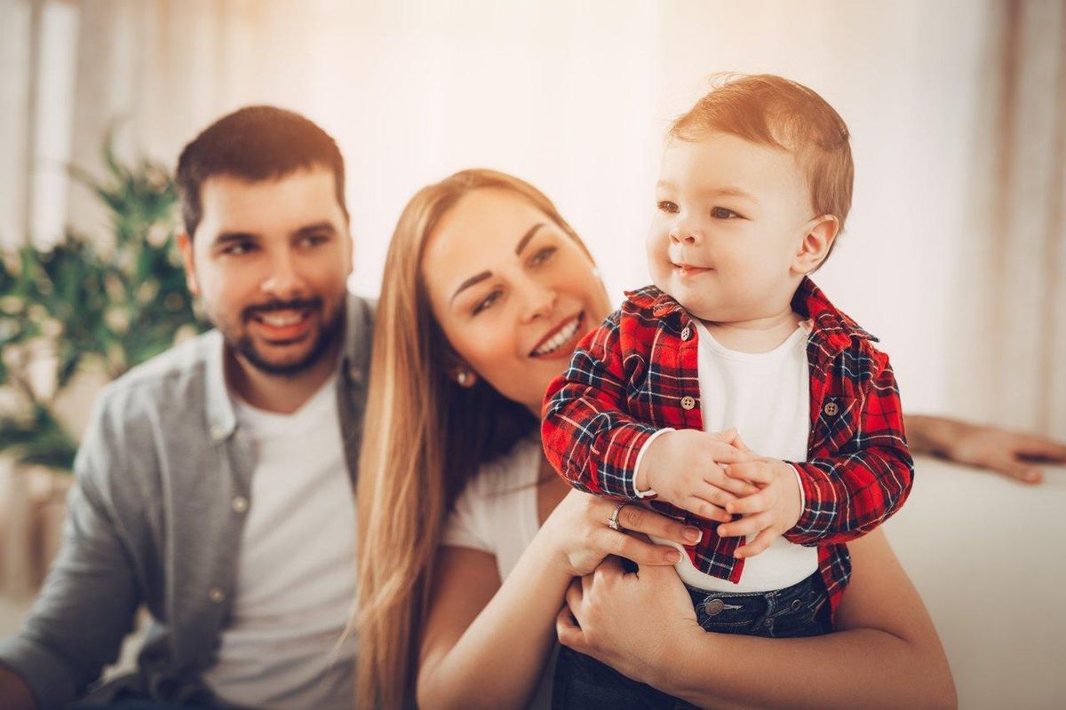 Famille souriante avec bébé, illustrant une gestion sereine du budget familial en France en 2026.