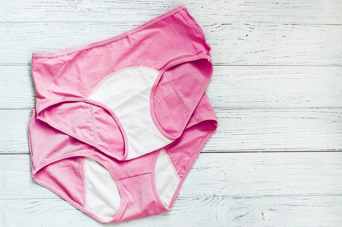 Lingerie menstruelle spéciale grossesse, modèle en tissu naturel avec pressions latérales pour une efficacité optimale.