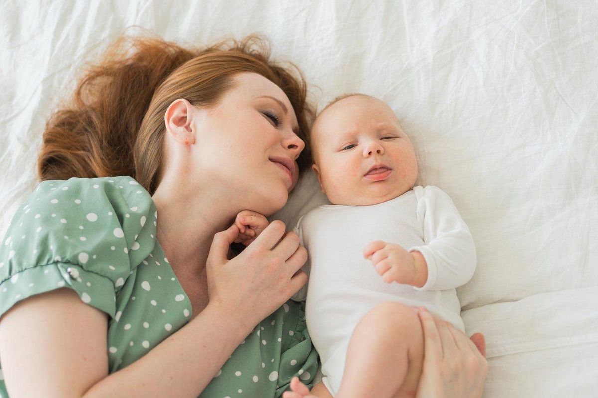 Maman et bébé partagent un calme moment de repos, crucial pour leur santé et bien-être.