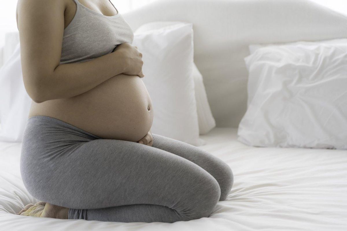 Maman se prépare: derniers instants de calme avant l'accouchement pendant le troisième trimestre.