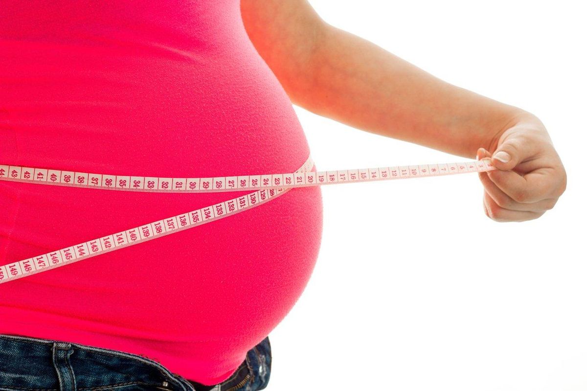 Schéma illustrant la croissance du ventre de grossesse et la répartition des apports caloriques par trimestre, selon le pregnancy weight gain chart.