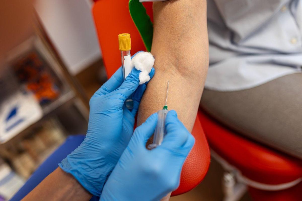 Un pregnancy blood test en laboratoire, réalisé par une infirmière lors d'une prise de sang en salle blanche.