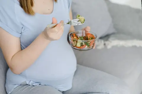 Alimentation pendant la grossesse : guide complet des aliments recommandés et interdits