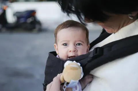 Écharpe de portage ou porte-bébé ergonomique : quel choix pour les trajets quotidiens avec bébé ?