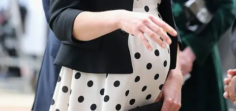 Femme en triangle inversé s'habillant pendant la grossesse