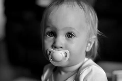 Les sucettes pour bébé restent un sujet délicat, les bébés les aiment ou les détestent!