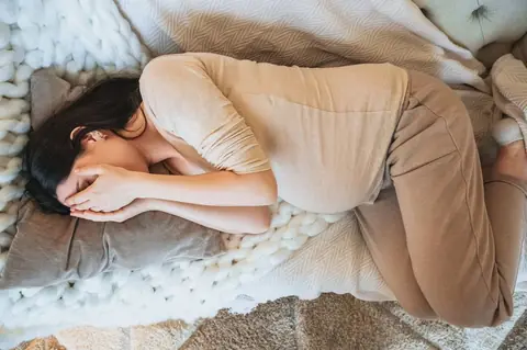 Sommeil pendant la grossesse : positions et recommandations essentielles