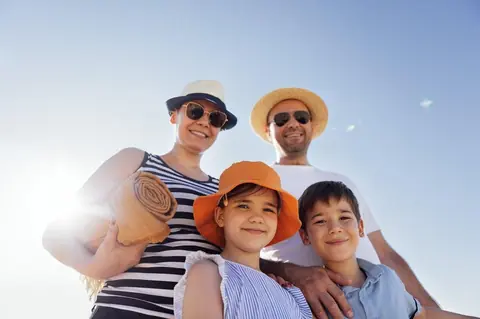 Vacances d’été 2026 avec un nourrisson : check-list indispensable pour partir sereinement