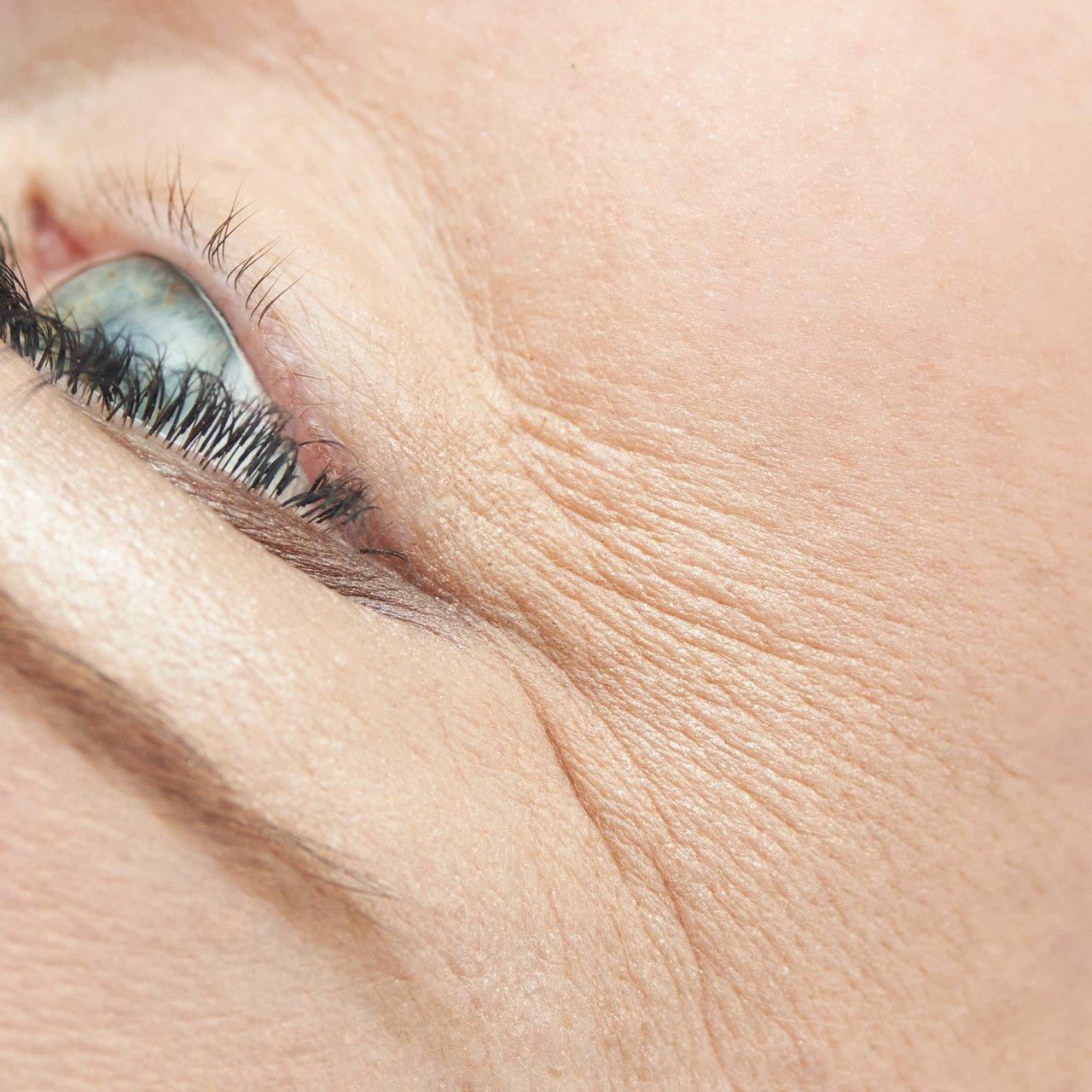 Traitement du contour des yeux pour un regard reposé et raffiné, réalisé avec douceur par une esthéticienne experte.