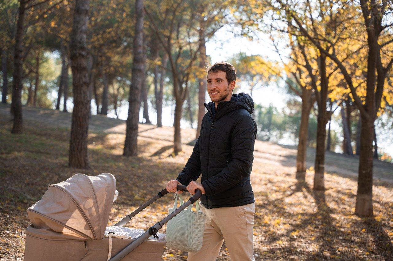 Poussette 3-en-1 Chicco Activ3 en plein air dans un parc urbain automnal, idéale pour toutes les sorties.