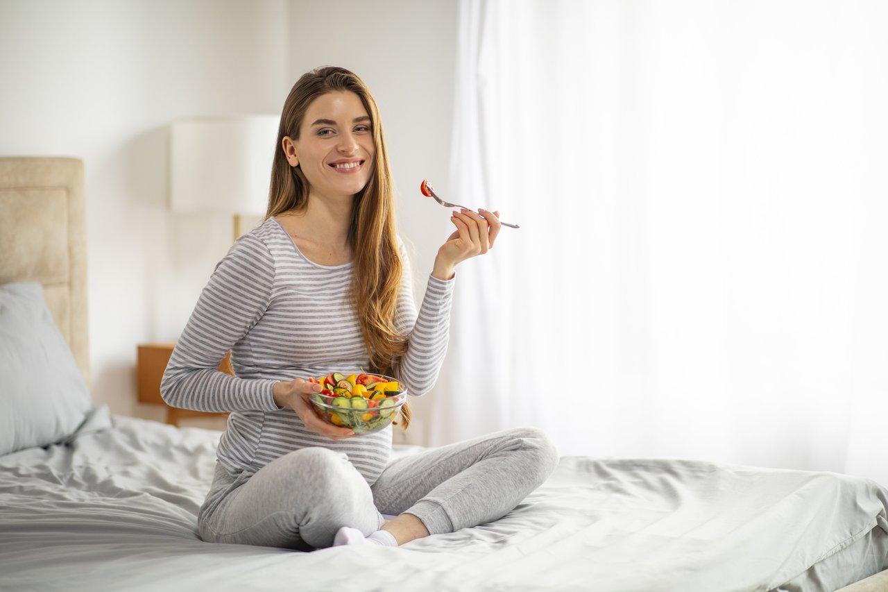 You are currently viewing Vitamines et minéraux essentiels grossesse : dosages journaliers validés 2026