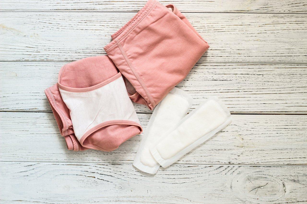 Lingerie menstruelle postpartum, absorbante et écologique, offre une protection efficace pour le flux abondant.