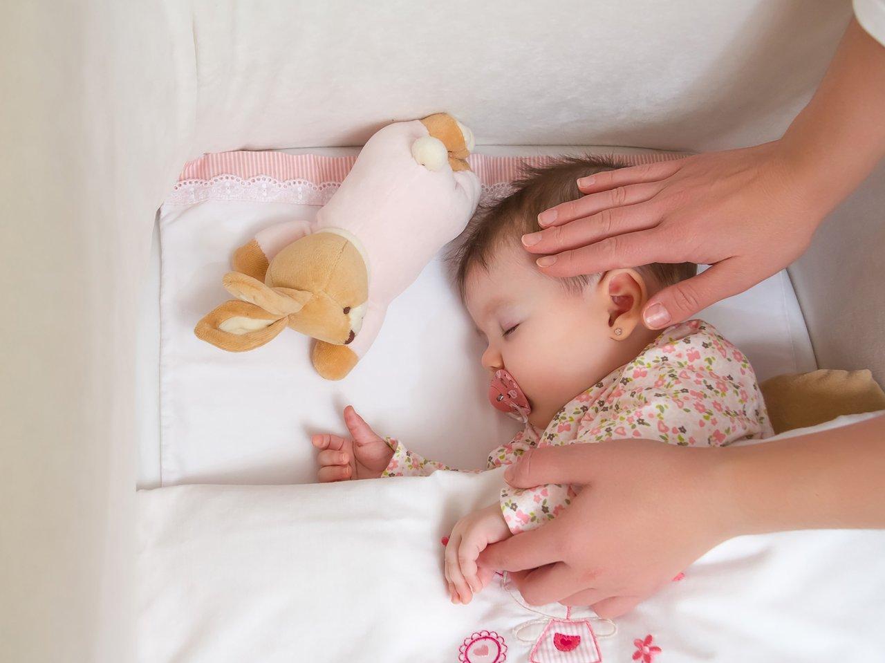 Berceau, vêtements et accessoires indispensables pour un baby bedroom avec sleeping baby nursery essentials.