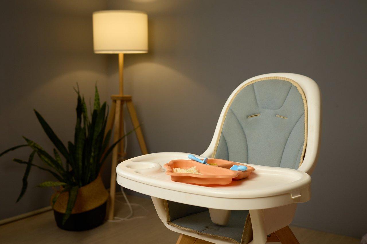 Chaise haute en bois pour bébé, élégante et confortable, idéale pour des repas en famille chaleureux.