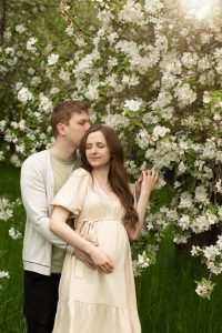 Lire la suite à propos de l’article Gérer la grossesse au printemps : conseils pour allergies, chaleur et tenues d’avril à juin