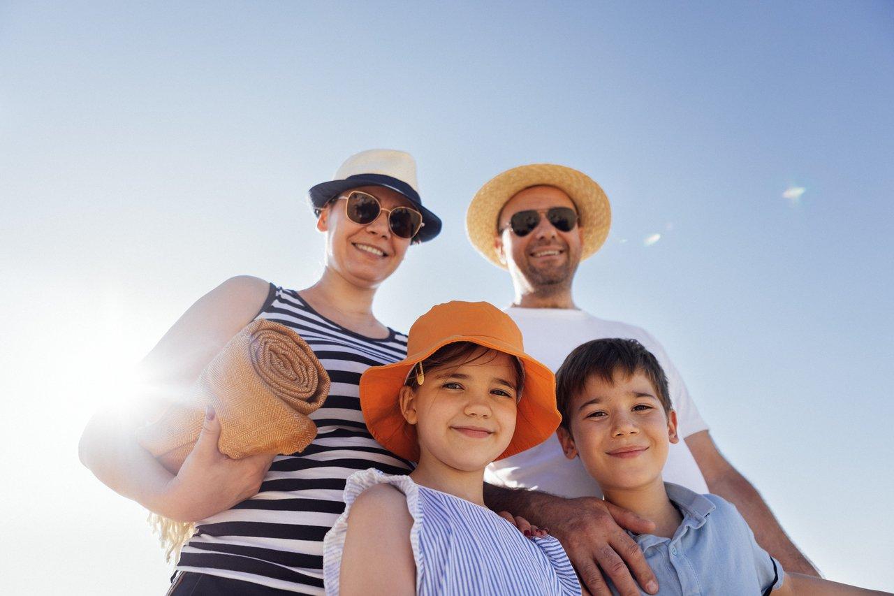 You are currently viewing Vacances d’été 2026 avec un nourrisson : check-list indispensable pour partir sereinement