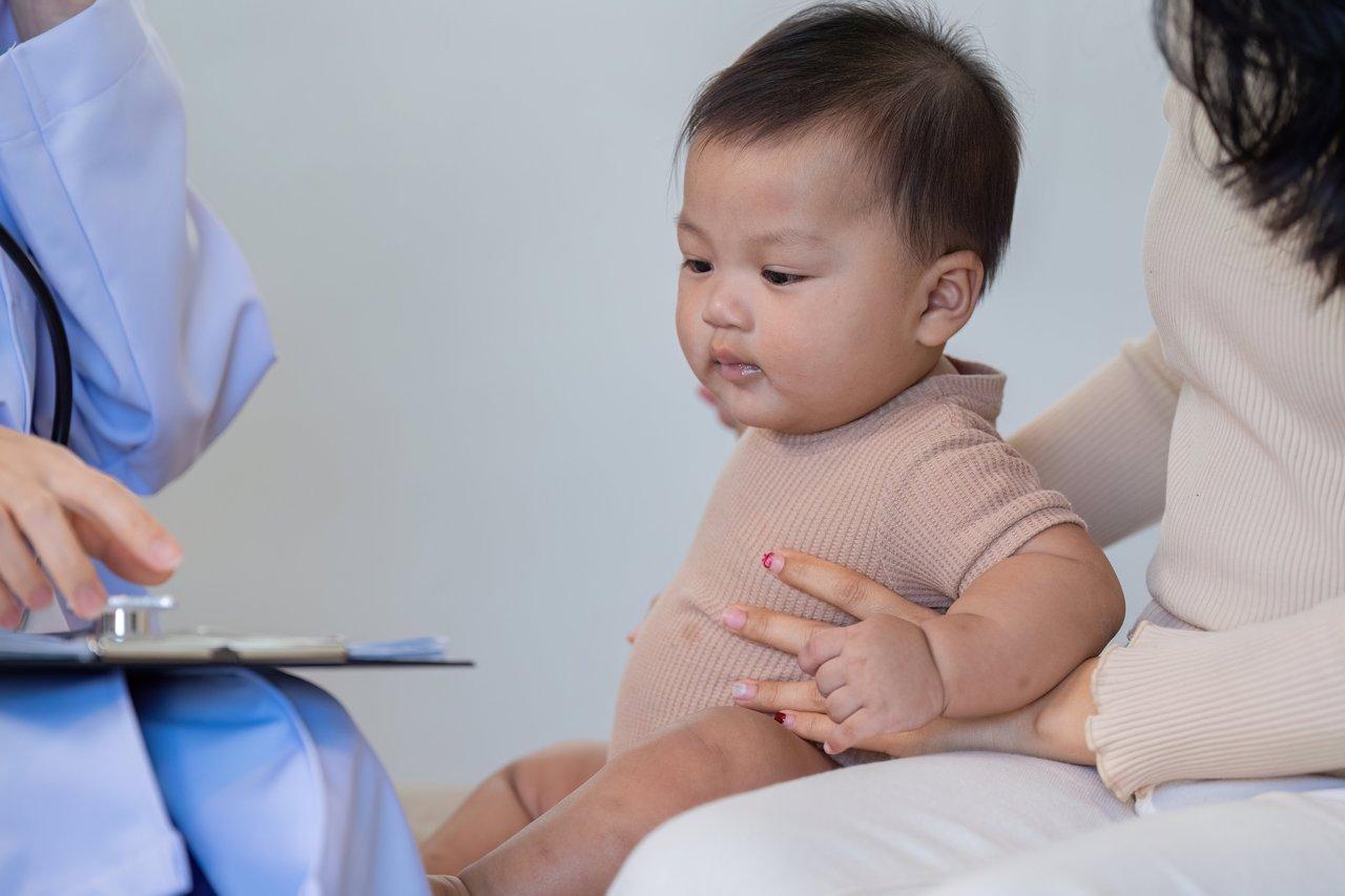 You are currently viewing Poids moyen du bébé de 0 à 6 mois : repères essentiels à suivre en 2026