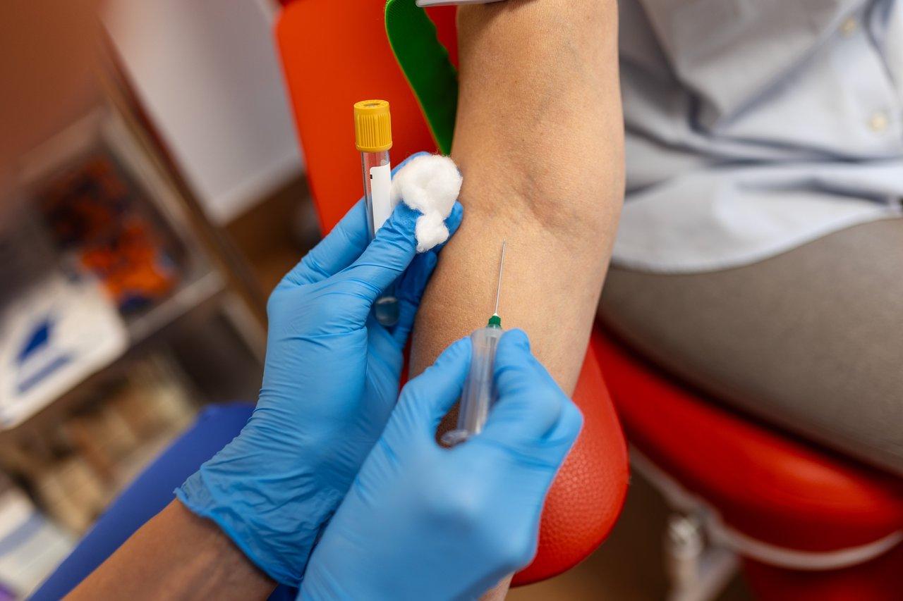 Un pregnancy blood test en laboratoire, réalisé par une infirmière lors d'une prise de sang en salle blanche.