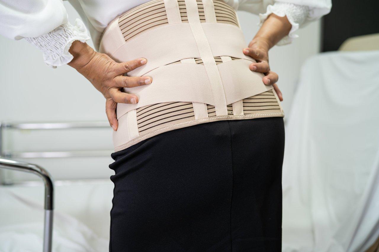 Ceinture lombaire fine et discrète, idéale pour un maintien invisible sous une lingerie élégante.