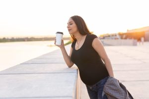 Lire la suite à propos de l’article Consommation de café enceinte : seuil maximal recommandé et alternatives sans caféine