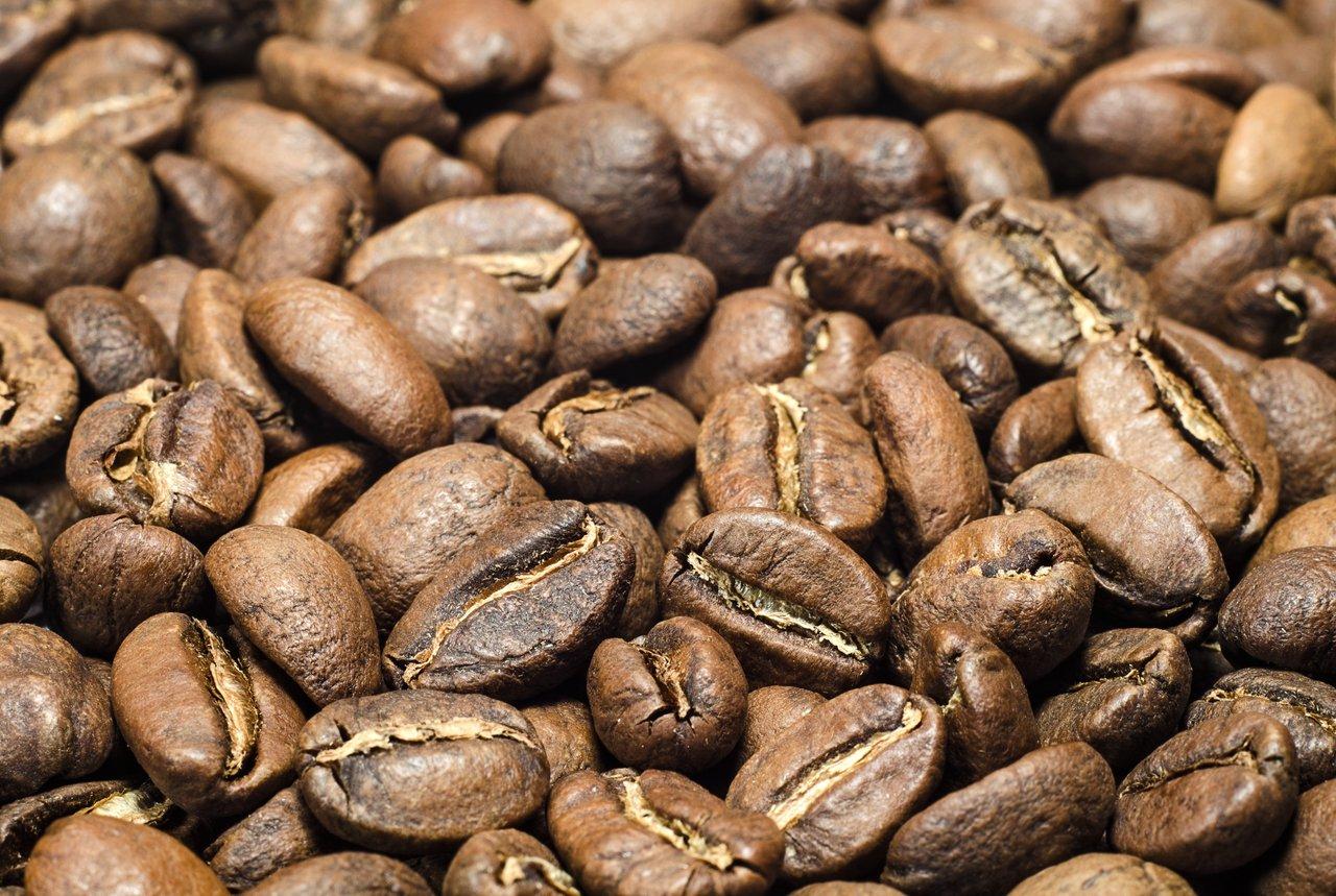 Sachet de café bio en grains Arabica, idéal pour une consommation responsable et aromatique.